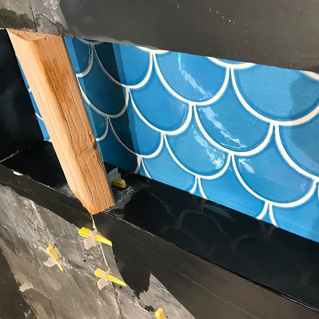 My first-ever tile miter. I decided to grout it to give me some wiggle room, so it’s not entirely finished yet. But that niche sure is starting to come together!