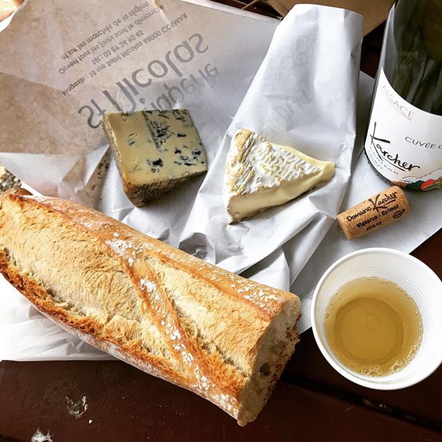 For a proper 🇫🇷 vacation, cheese and wine in the park.